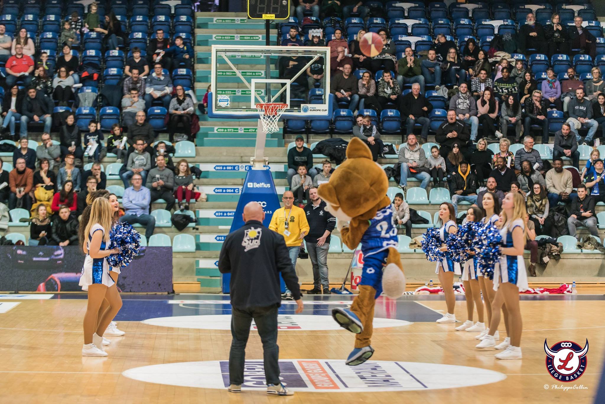 Du public à la Mons Arena ! — Liège&Basketball
